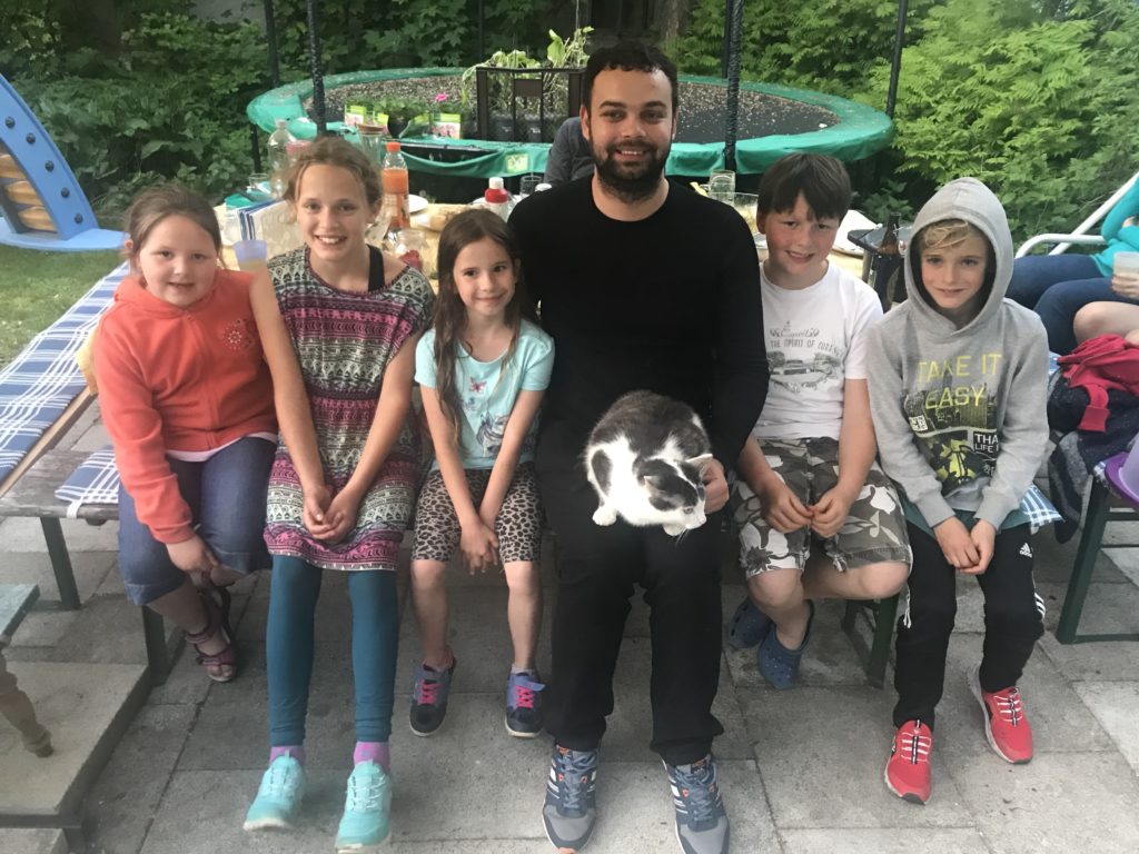 Pavel mit den Kindern die immer fleissig bei Geschenk mit Herz mithelfen